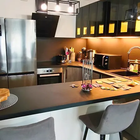 Grand 80m2 - 3 - 7 Min Du Centre - Calme - Ideal Famille アパート